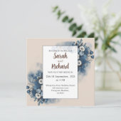 Serene Blue Floral mit elegantem Beige Hintergrund Einladung (Stehend Vorderseite)