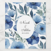 Serene Blue Floral Wedding Einladungen Weinetikett (Einzelnes Label)