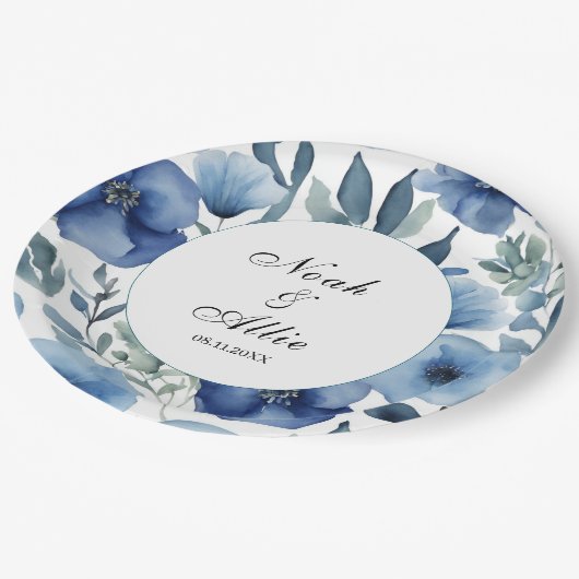 Serene Blue Floral Wedding Pappteller (Schrägansicht)