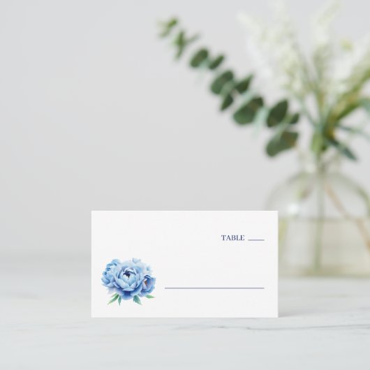 Serene Blue Minimalist Floral Platzkarte (Stehend Vorderseite)
