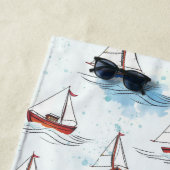 Serene Blue Red Sailing Boote auf Sea Pattern Strandtuch (Beispiel)