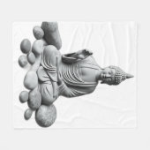 Serene Buddha mit Steinen und Pflanze Fleecedecke (Vorderseite (Horizontal))