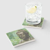 Serene Buddha Statue in einem grünen grünen Wald Steinuntersetzer (Seitenansicht)