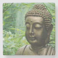 Serene Buddha Statue in einem grünen grünen Wald