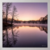 Serene Dawn Lake Scene mit Misty Sunrise Poster (Vorne)