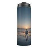 Serene Dawn Rowing Scully auf Glaswasser Thermosbecher (Vorderseite)