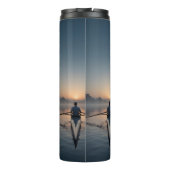 Serene Dawn Rowing Scully auf Glaswasser Thermosbecher (Rückseite)