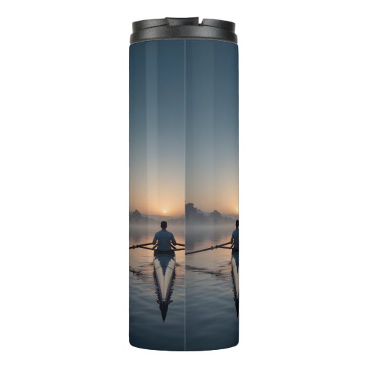 Serene Dawn Rowing Scully auf Glaswasser Thermosbecher (Rückseite)