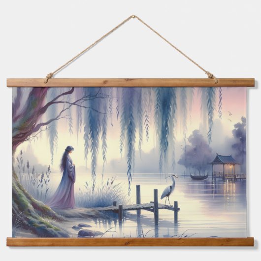 Serene Fantasy Lake mit Willow und Heron Wandteppich Mit Holzrahmen (Vorne)