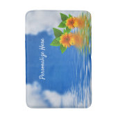 Serene Friedliche Orange-Blume am Ozean Badematte (Vorderseite Vertikal)