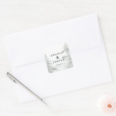 Serene Gray Misty Forest Scene Quadratischer Aufkleber (Umschlag)