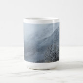 Serene Gray Snowy Peaks Tasse (Mittel)
