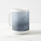 Serene Gray Snowy Peaks Tasse (Vorderseite Links)
