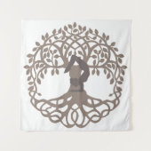 Serene Gray-White Yoga Pose vom Baum des Lebens Wandteppich (Vorderseite)