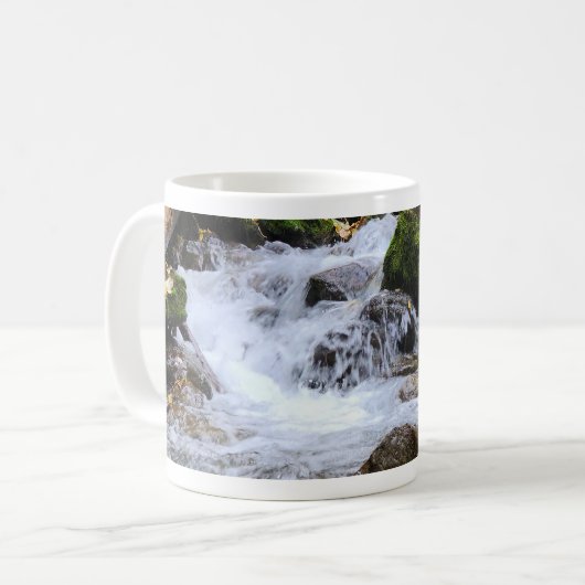 Serene Green Mossy Stream Tasse (Vorderseite Links)