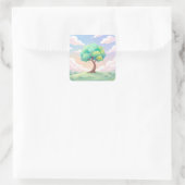 Serene Green Tree and Pastel Clouds Quadratischer Aufkleber (Tasche)