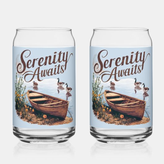 Serene Lake Boat mit Gänsen und Wildblumen Dosenglas (Rückseite)