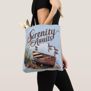 Serene Lake Boat mit Gänsen und Wildblumen Tasche