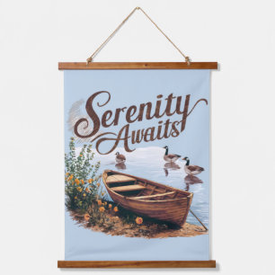 Serene Lake Boat mit Gänsen und Wildblumen Wandteppich Mit Holzrahmen
