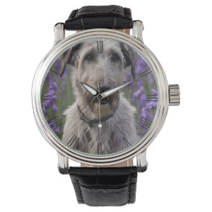 Serene Majesty: Wolfhound sitzt in einer Lila Iris Armbanduhr