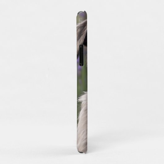 Serene Majesty: Wolfhound sitzt in einer Lila Iris Case-Mate iPhone Hülle (Hinten/Rechts)