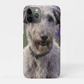Serene Majesty: Wolfhound sitzt in einer Lila Iris Case-Mate iPhone Hülle (Rückseite)