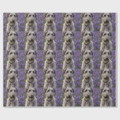 Serene Majesty: Wolfhound sitzt in einer Lila Iris Geschenkpapier (Flach)