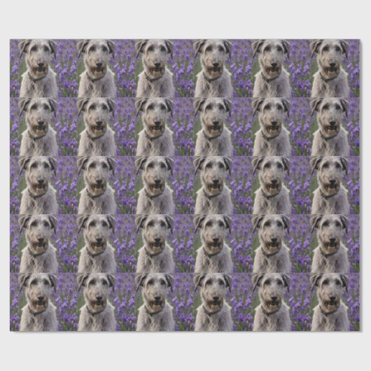 Serene Majesty: Wolfhound sitzt in einer Lila Iris Geschenkpapier (Flach)
