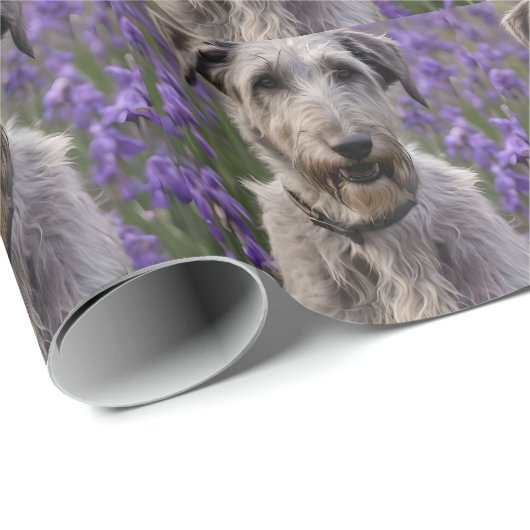 Serene Majesty: Wolfhound sitzt in einer Lila Iris Geschenkpapier (Rolleneckpunkt)