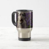 Serene Majesty: Wolfhound sitzt in einer Lila Iris Reisebecher (Vorderseite Links)