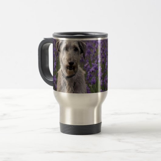 Serene Majesty: Wolfhound sitzt in einer Lila Iris Reisebecher (Vorderseite Links)