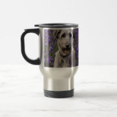 Serene Majesty: Wolfhound sitzt in einer Lila Iris Reisebecher (Links)