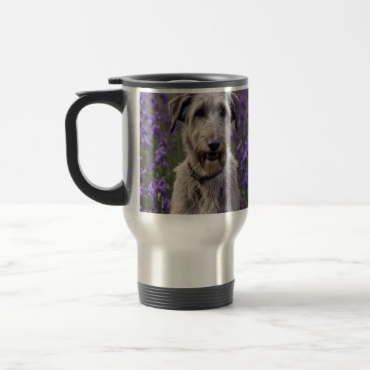 Serene Majesty: Wolfhound sitzt in einer Lila Iris Reisebecher (Links)