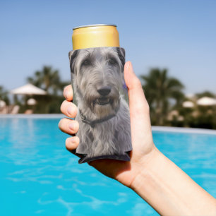 Serene Majesty: Wolfhound sitzt in einer Lila Iris Selters Dosenkühler