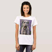 Serene Majesty: Wolfhound sitzt in einer Lila Iris T-Shirt (Vorne ganz)