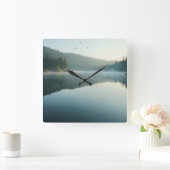 Serene Misty Lake Forest Morning Reflection Quadratische Wanduhr (Zuhause)