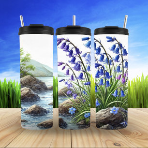 Serene Mountain Stream mit blühenden Bluebells Thermosbecher