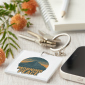 Serene Mountain Sunrise Retro Emblem Schlüsselanhänger (Vorderseite rechts)