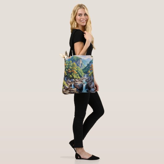 Serene Mountain Waterfall Landschaft Tasche (Am Model)