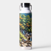 Serene Mountain Waterfall Landschaft Trinkflasche (Vorne)