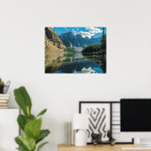 Serene Mountains Behind River Nature Szene Poster (Heimbüro)