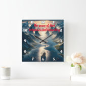 Serene Sail: Boot, Wasser, Berge Quadratische Wanduhr (Zuhause)