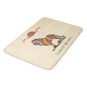 Serene Savanna Kind Lion Custom Name Bath Mat Badematte (Schrägansicht)