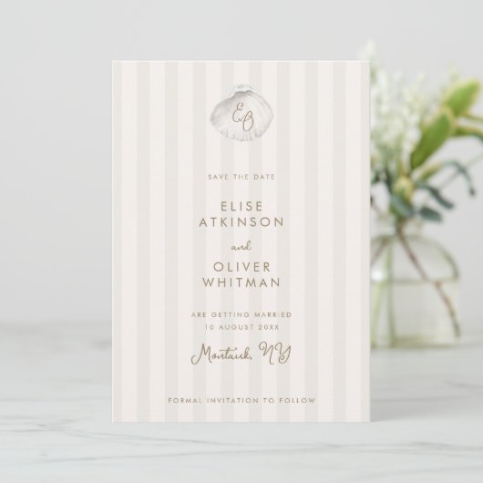 Serene Shell Monogram Küstenstreifen Hochzeit Save The Date (Stehend Vorderseite)