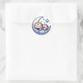 Serene Snake in Crescent Moon Runder Aufkleber (Tasche)