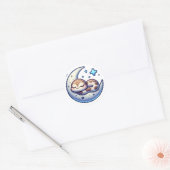 Serene Snake in Crescent Moon Runder Aufkleber (Umschlag)