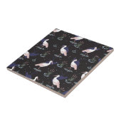 Serene Stork Pond Pattern - Elegante Spiegelungen Fliese (Seite)