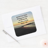 SERENE SUNRISE ROMANS 8:28 SCRIPTURE QUADRATISCHER AUFKLEBER (Umschlag)