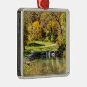 Serene Szene an der Dogwood-Bucht Ornament Aus Metall (Rechts)