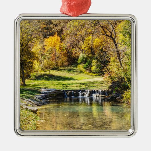 Serene Szene an der Dogwood-Bucht Ornament Aus Metall (Vorne)